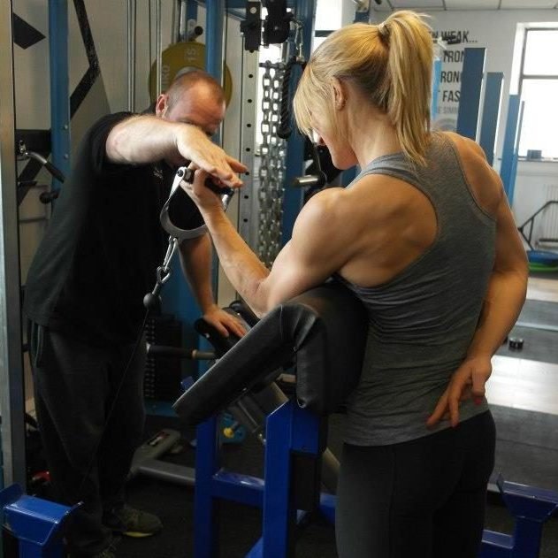 Phil training a female client for fat loss